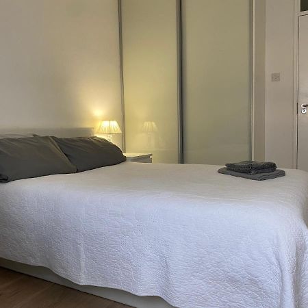 Bedroom With An Office Desk In A Shared 2 Bedroom Flat Near Canary Wharf Londres Exterior foto
