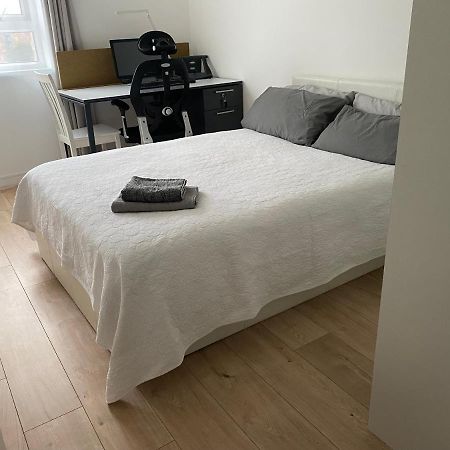 Bedroom With An Office Desk In A Shared 2 Bedroom Flat Near Canary Wharf Londres Exterior foto