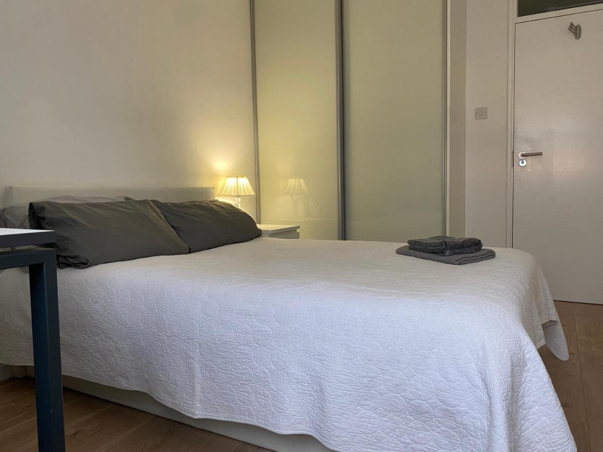 Bedroom With An Office Desk In A Shared 2 Bedroom Flat Near Canary Wharf Londres Exterior foto