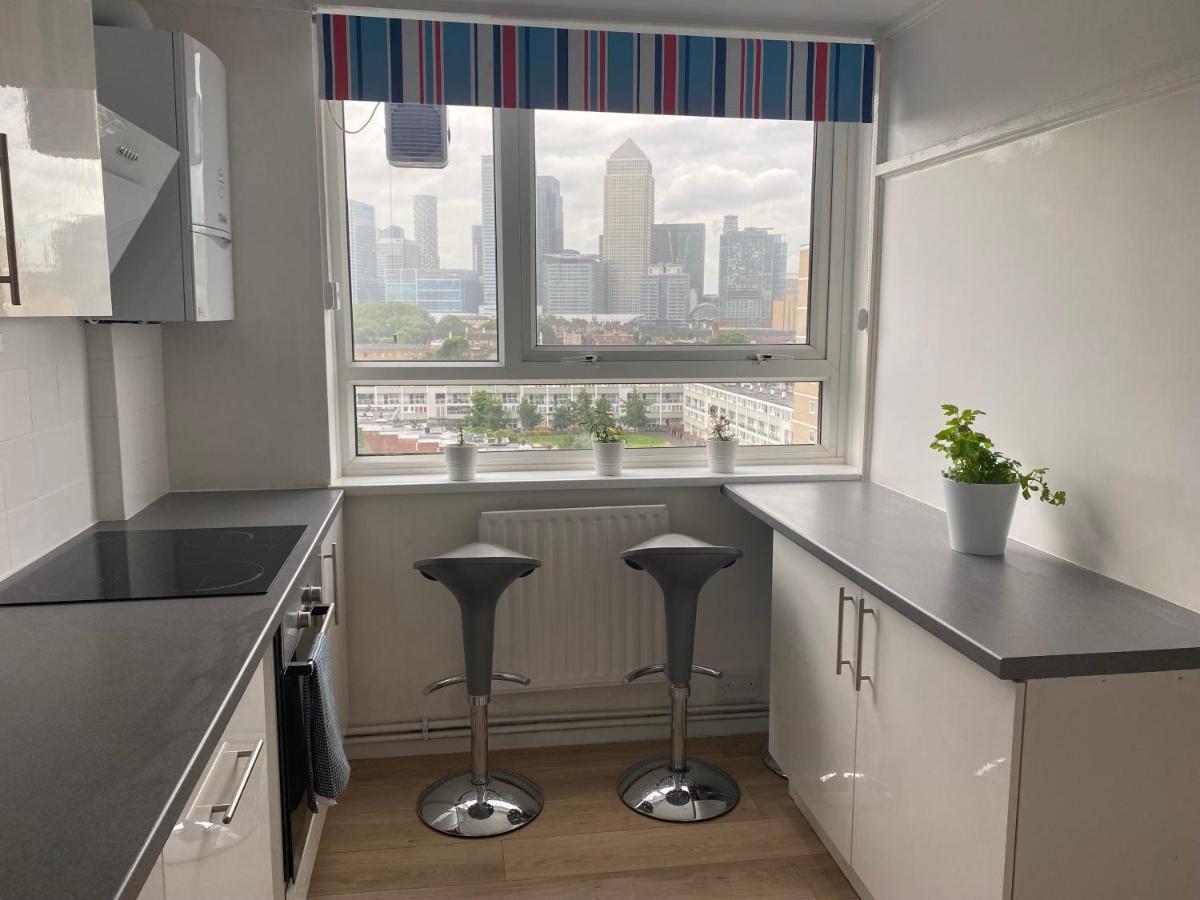 Bedroom With An Office Desk In A Shared 2 Bedroom Flat Near Canary Wharf Londres Exterior foto