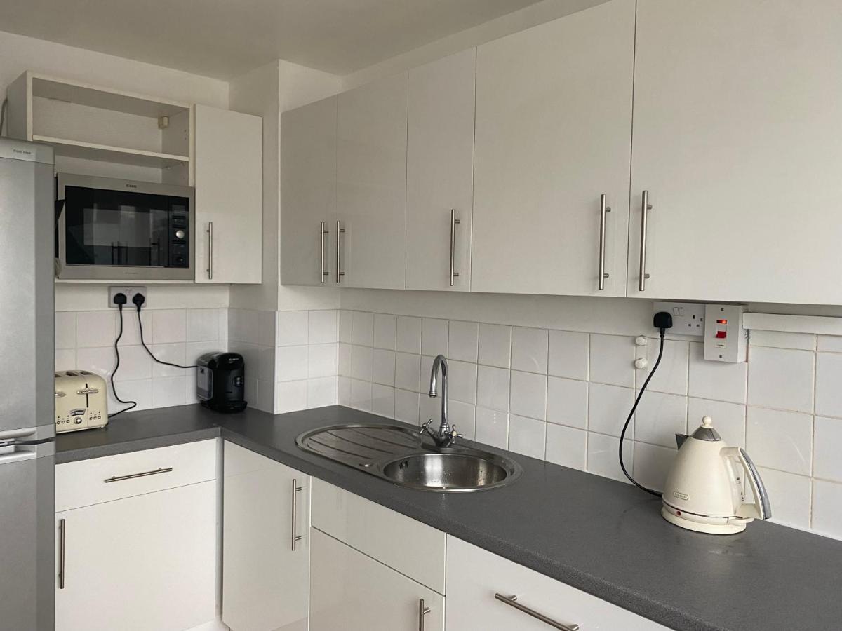 Bedroom With An Office Desk In A Shared 2 Bedroom Flat Near Canary Wharf Londres Exterior foto