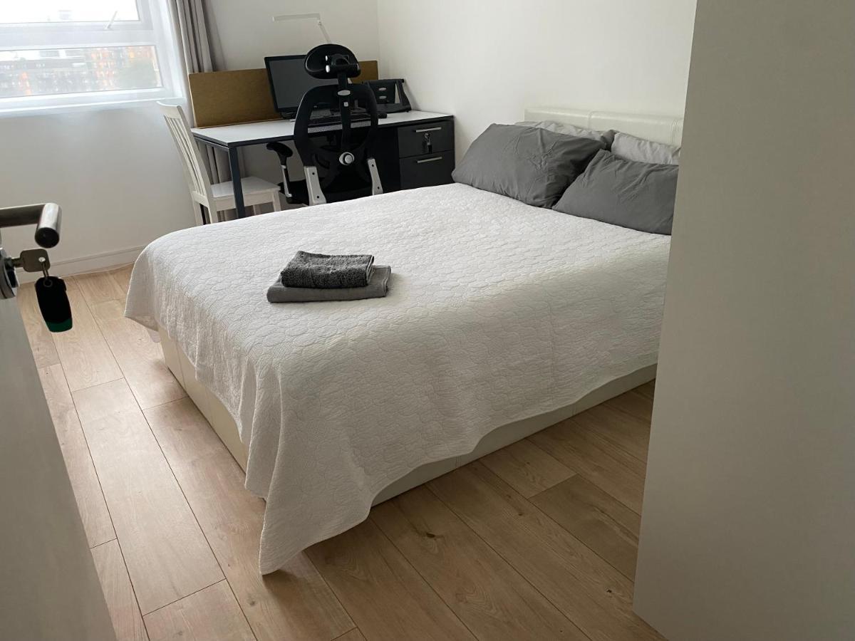 Bedroom With An Office Desk In A Shared 2 Bedroom Flat Near Canary Wharf Londres Exterior foto