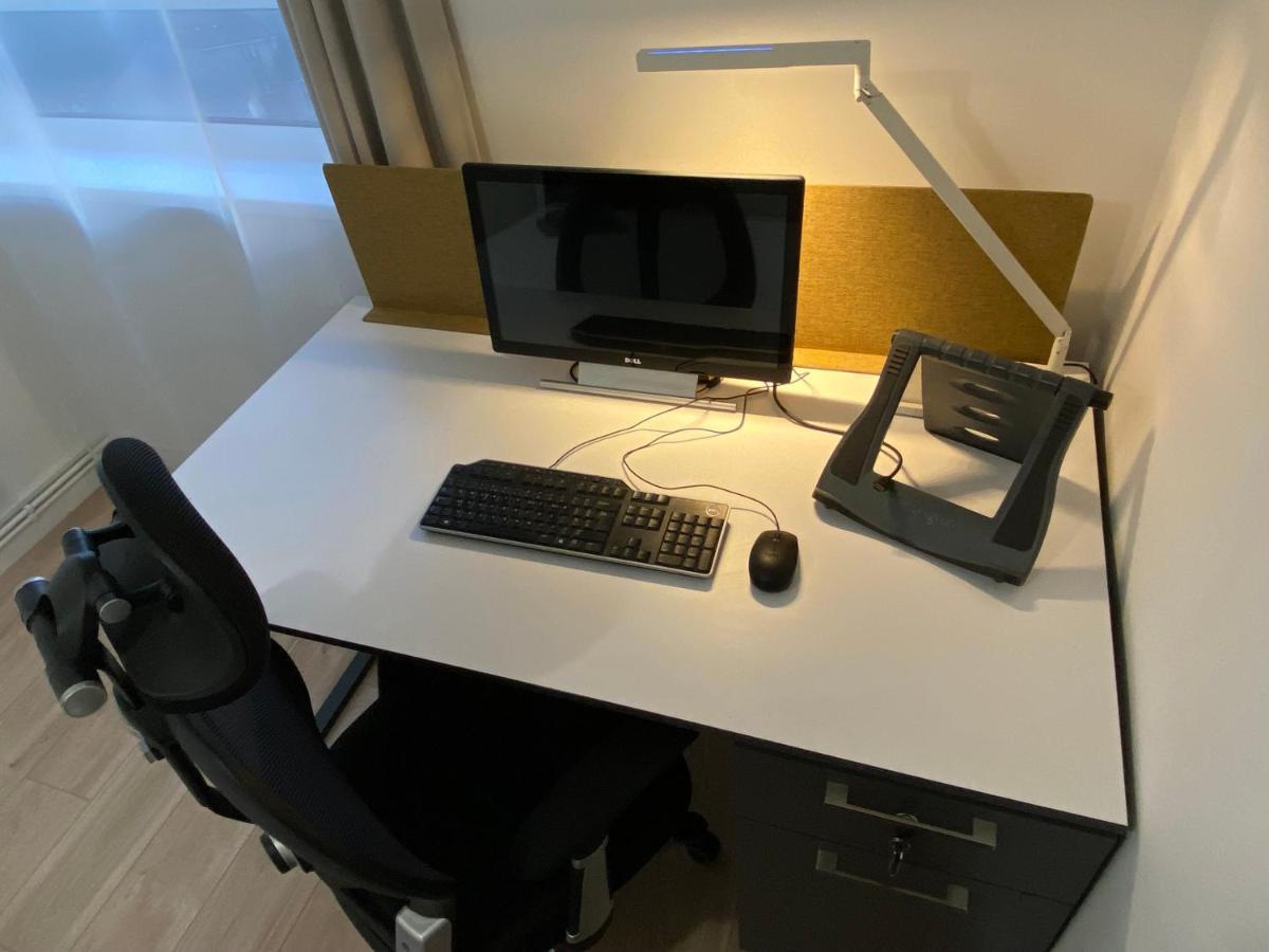 Bedroom With An Office Desk In A Shared 2 Bedroom Flat Near Canary Wharf Londres Exterior foto