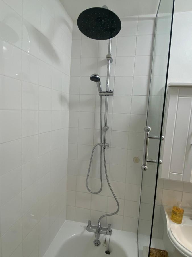 Bedroom With An Office Desk In A Shared 2 Bedroom Flat Near Canary Wharf Londres Exterior foto